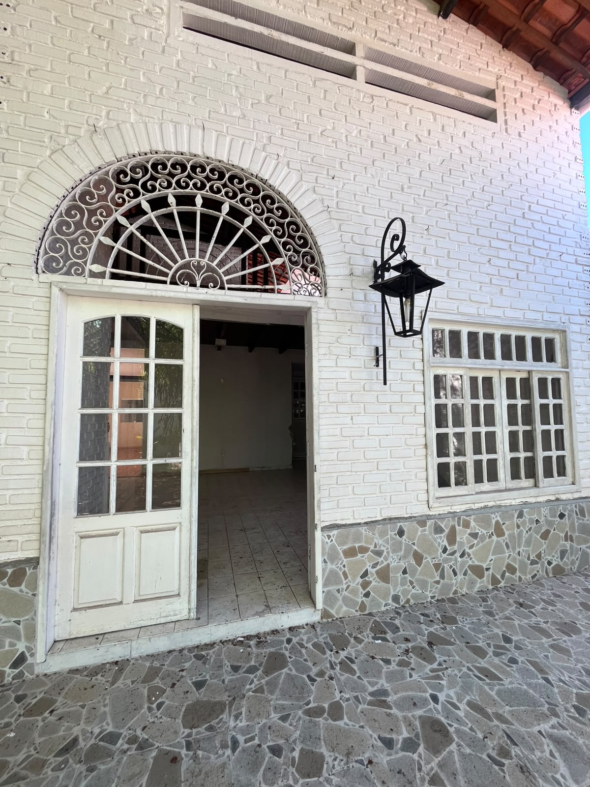 Fachada da Atum House ao entardecer, na Praia do Francês